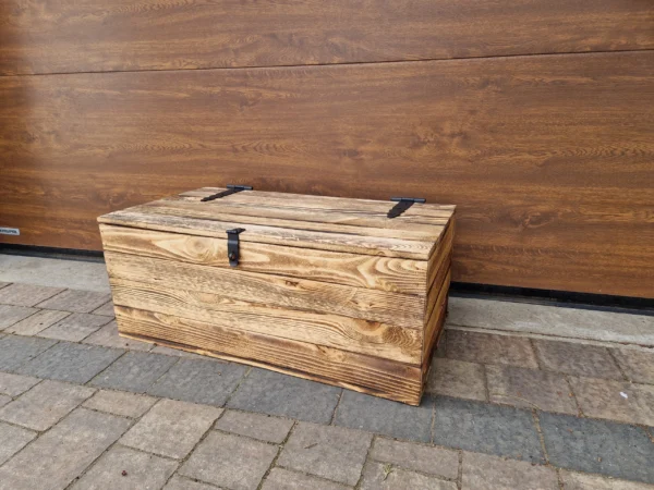 Holzkiste mit Deckel 75×40×30 cm – Massivholz Kiefer, geflammt