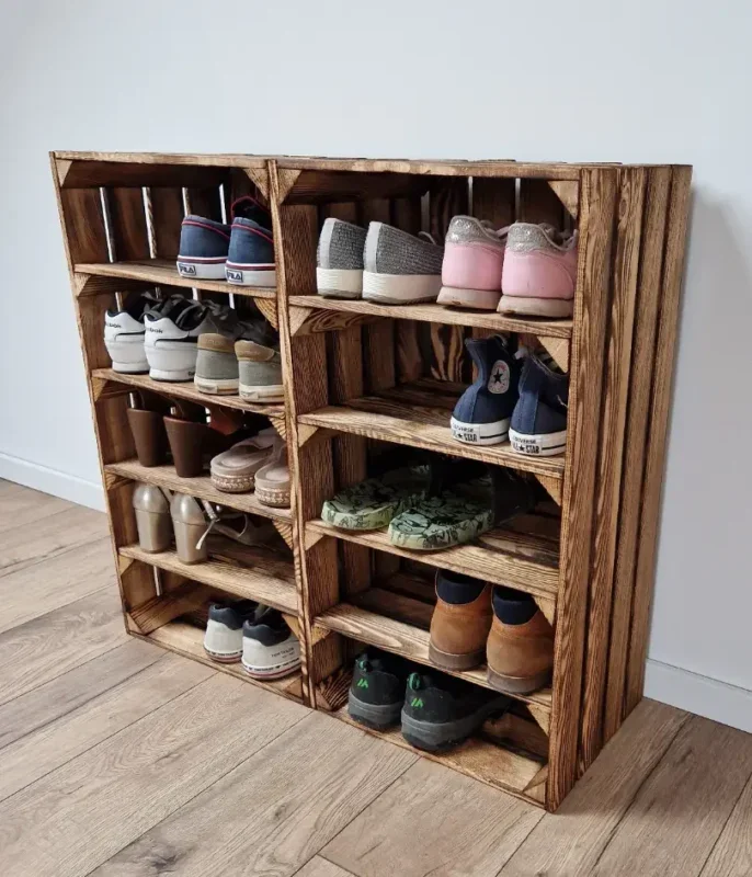Schuhregal aus Holzkisten im Flur