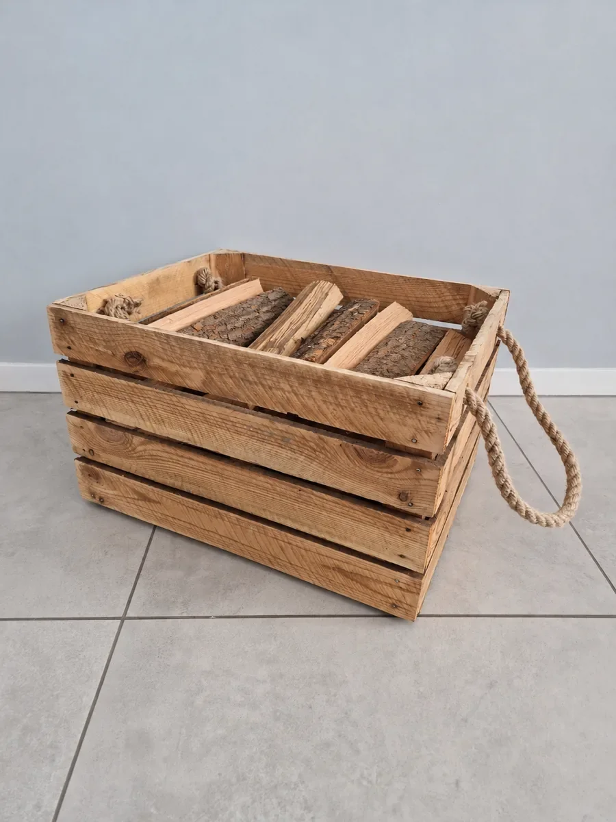 Caisse à bois de cheminée flambée avec poignées en corde remplie de bûches