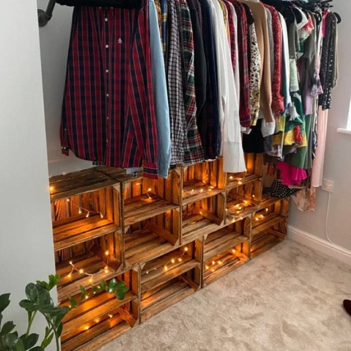 Garderobe aus Kisten mit Lichterkette