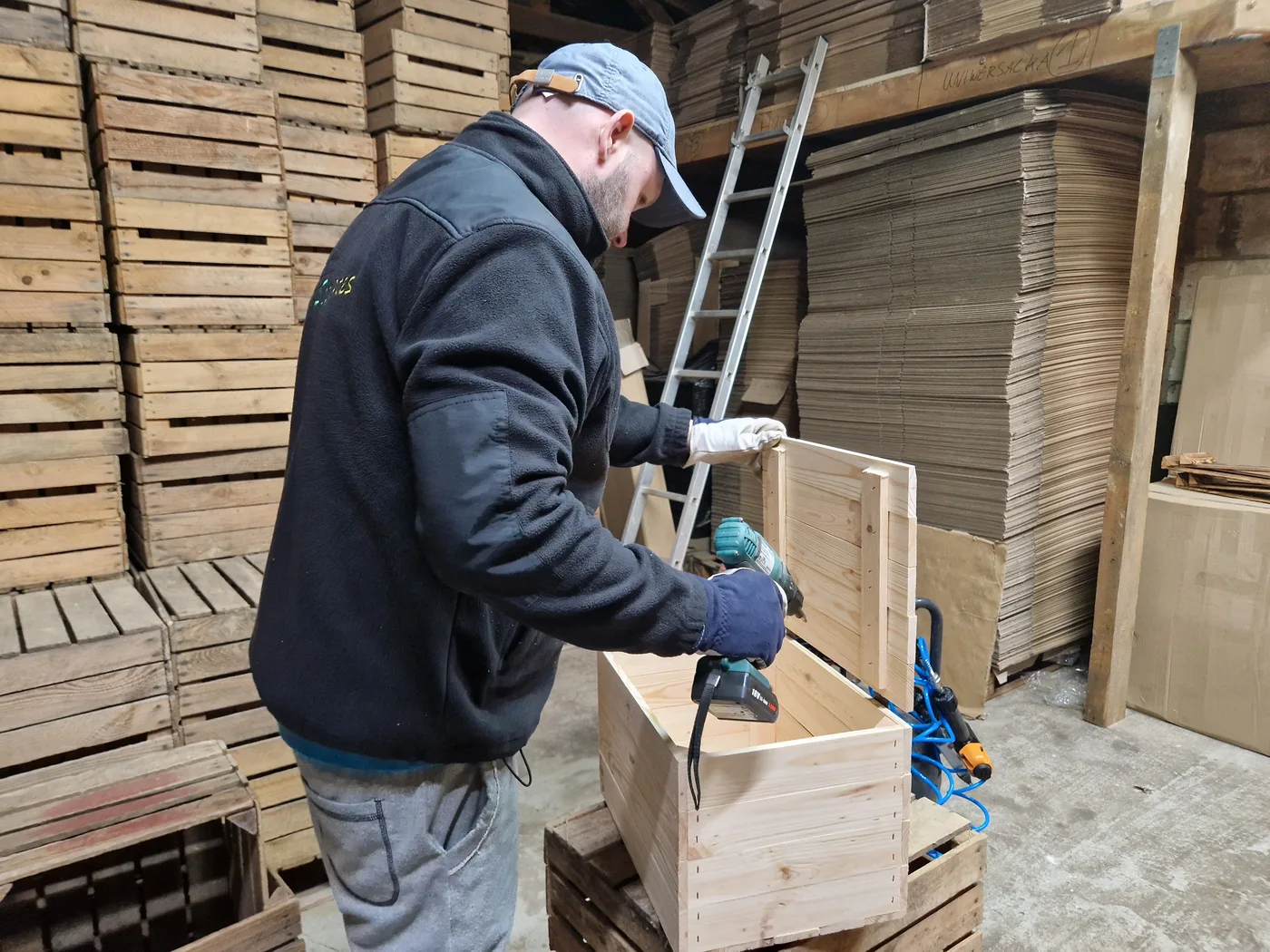 Jede Kiste bauen und prüfen wir von Hand