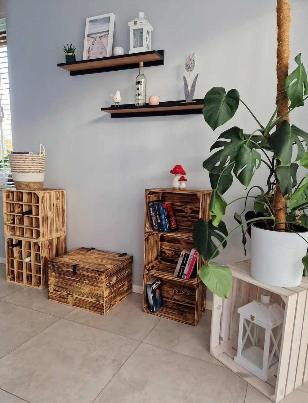Holzkisten im Interieur